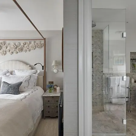 The Little וילה Chapel Stile