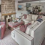 The Little Villa Chapel Stile