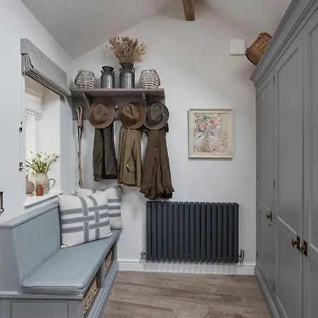 The Little Villa Chapel Stile
